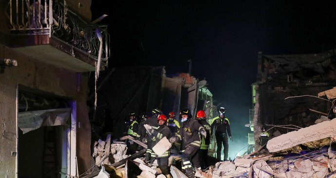 Po výbuchu plynu se zřítil celý čtyřpodlažní dům a uvěznil v troskách několik lidí včetně dětí.
