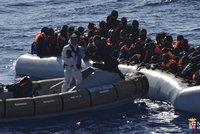 Ve Středozemním moři zachránili přes dva tisíce migrantů. Za jeden den