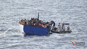 Většina migrantů se plaví ze severu Afriky na přeplněných vratkých člunech, které se často převrátí nebo potopí.