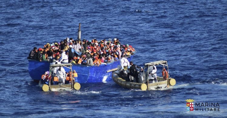 Většina migrantů se plaví ze severu Afriky na přeplněných vratkých člunech, které se často převrátí nebo potopí.