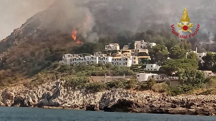 Z letovisek na Sicílii kvůli požárům evakuovali tisíce turistů - ilustrační snímek.