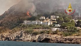 Požár na Sicílii: Probíhají evakuace turistů z letovisek