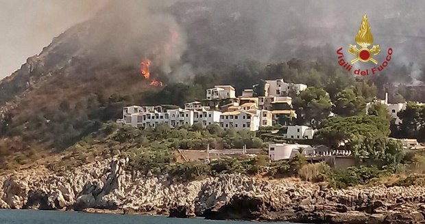 Požár na Sicílii: Probíhají evakuace turistů z letovisek