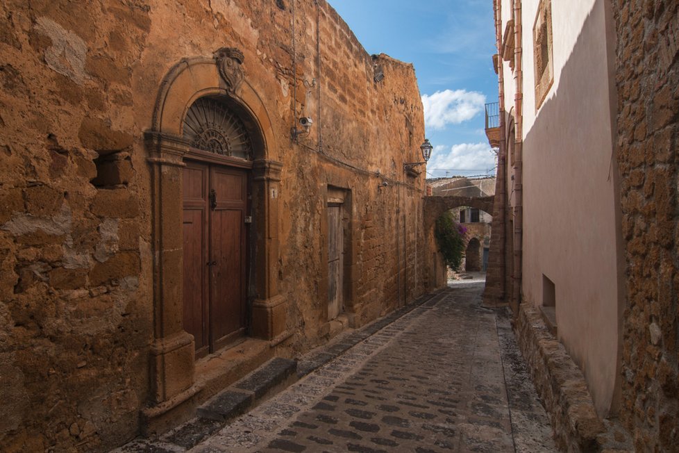 V sicilském městečku Sambuca rozjeli rozprodej 16 kamenných domů, vyvolávací cena byla 1 euro