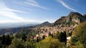 Pohled na Etnu přes městečko Taormina