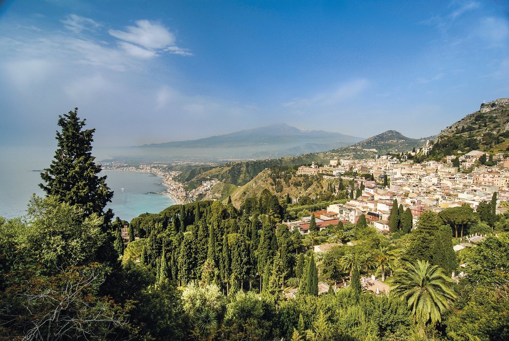 Pohled na Etnu z městečka Taormina