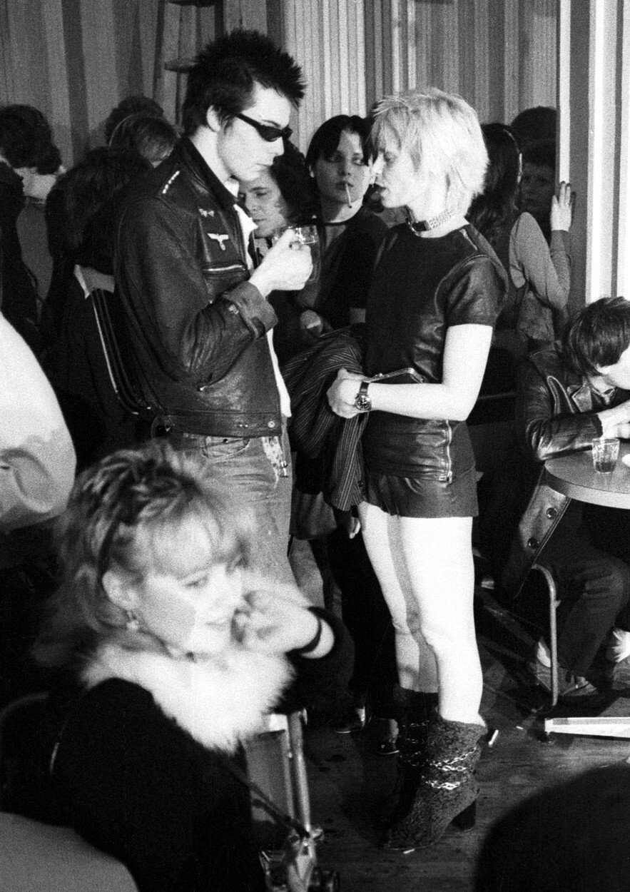 Sid Vicious ze Sex Pistols a návrhářka Vivienne Westwood v roce 1976