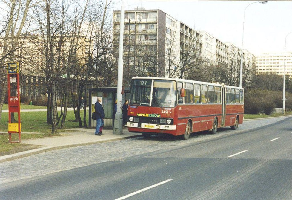 Zastávka autobusu Štěpničná tak, jak ji znají opravdu jen starší generace.