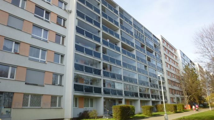 Nejvíce bytů v Česku se nachází v panelových domech, s odstupem následují byty v cihlových domech, nejméně jich je v novostavbách.