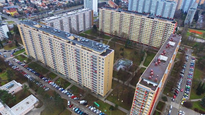 Koncepce ďáblického sídliště pracuje velmi nápaditě s malým množstvím prvků a využívá archetypu bloku a ulice.