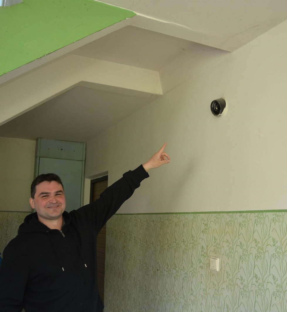 Milovan Mareš ukázal, že v domě chybí žárovky.