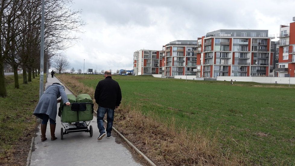 Zápach otravuje lidem na sídlišti život, obzvláště v létě.