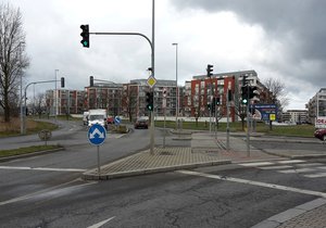 Kvůli zápachu z kanalizace na Zličíně  poblíž této křižovatky se jednotlivé firmy obviňují navzájem.