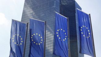 Část vedení ECB má obavy ze záporných úroků a úvěrového programu