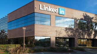 Microsoft koupí LinkedIn za 26 miliard dolarů, vysoko nad tržní cenou firmy