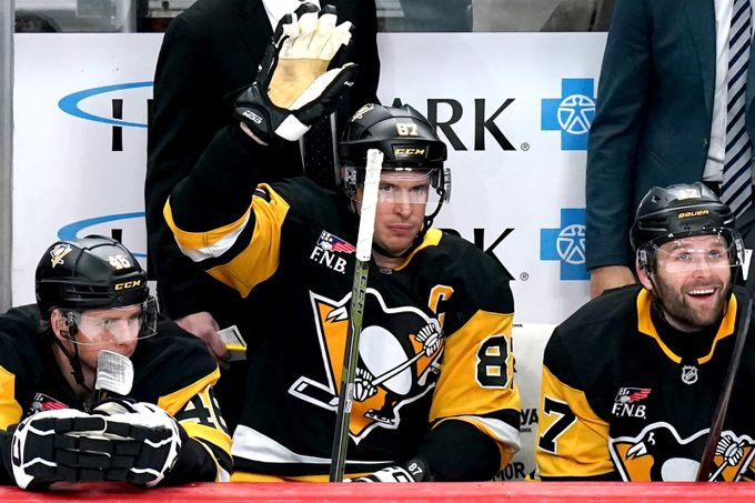 Crosby za metou 1700 bodů. Velký večer ve stínu neštěstí, z tribuny se zřítil divák Crosby za metou 1700 bodů. Velký večer ve stínu neštěstí, z tribuny se zřítil divák