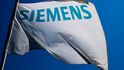 Logo koncernu Siemens. 