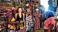 Suvenýry nejlépe nakoupíte na Velkém bazaru v centru Freetownu. Prodejkyně látek mě doslova obklíčí a pustí až po nákupu deseti pestrobarevných kousků.