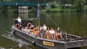 Historický šíf bude znovu v Praze brázdit Vltavu. Loď místo kamení sveze lidi