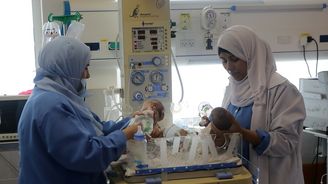 VIDEO: Přes třicet předčasně narozených dětí bylo evakuováno z nemocnice v Gaze do Egypta