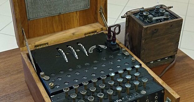 Šifrovací válečný přístroj Enigma zapůjčený na výstavu v Brně. Jde o jediný originál, který vlastní některé z muzeí v bývalém Československu.