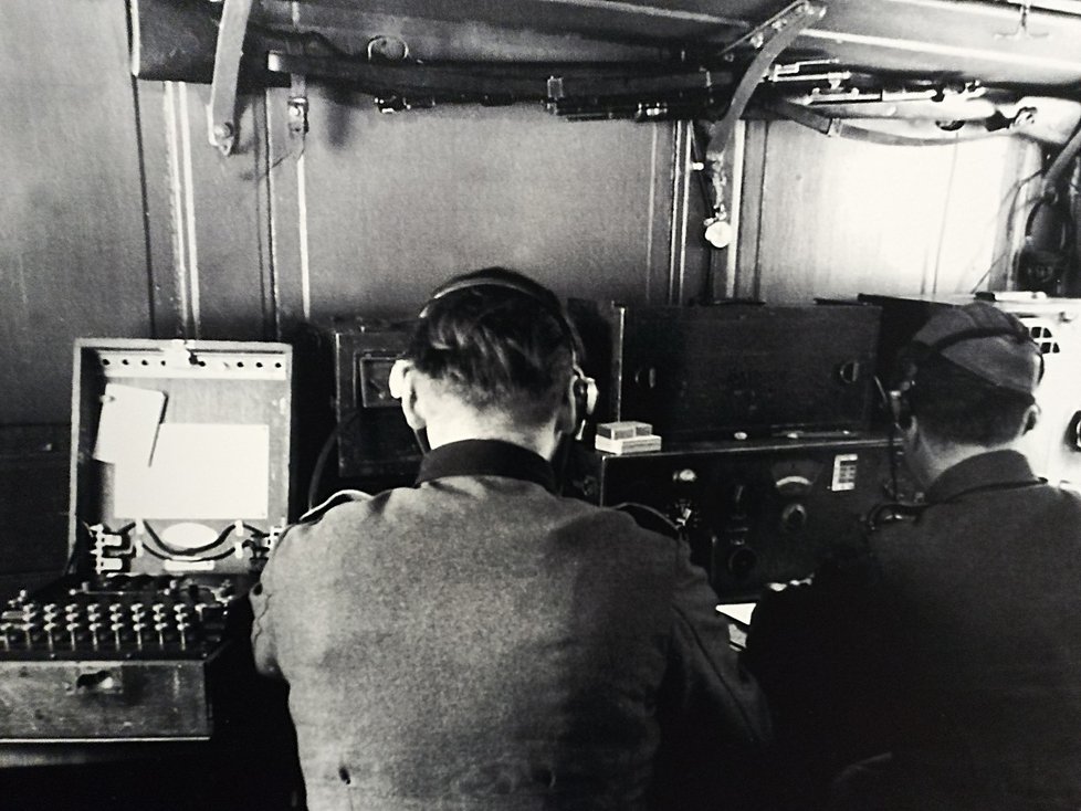 Přístroje Enigma sloužily k šifrování komunikace mezi německými jednotkami a velením. Používala je i tajná služba Abwehr.