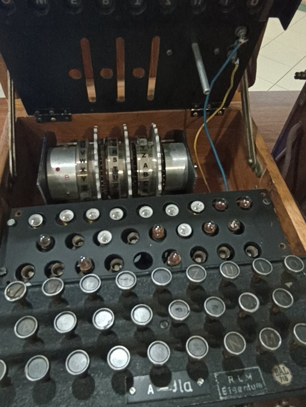 Přístroje Enigma sloužily k šifrování komunikace mezi německými jednotkami a velením. Používala je i tajná služba Abwehr.