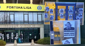 Olomoucký stadion oblepený plakáty: Prasata z vedení, vzdejte se velení