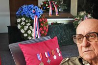 Poslední rozloučení s válečným veteránem Hladíkem (†93): Pohřbili ho na Olšanech