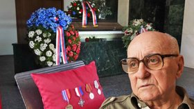 Poslední rozloučení s válečným veteránem Hladíkem (†93): Pohřbili ho na Olšanech