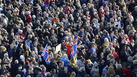 Kvůli kauze Panama Papers na Islandu demonstrovaly desítky tisíc lidí.
