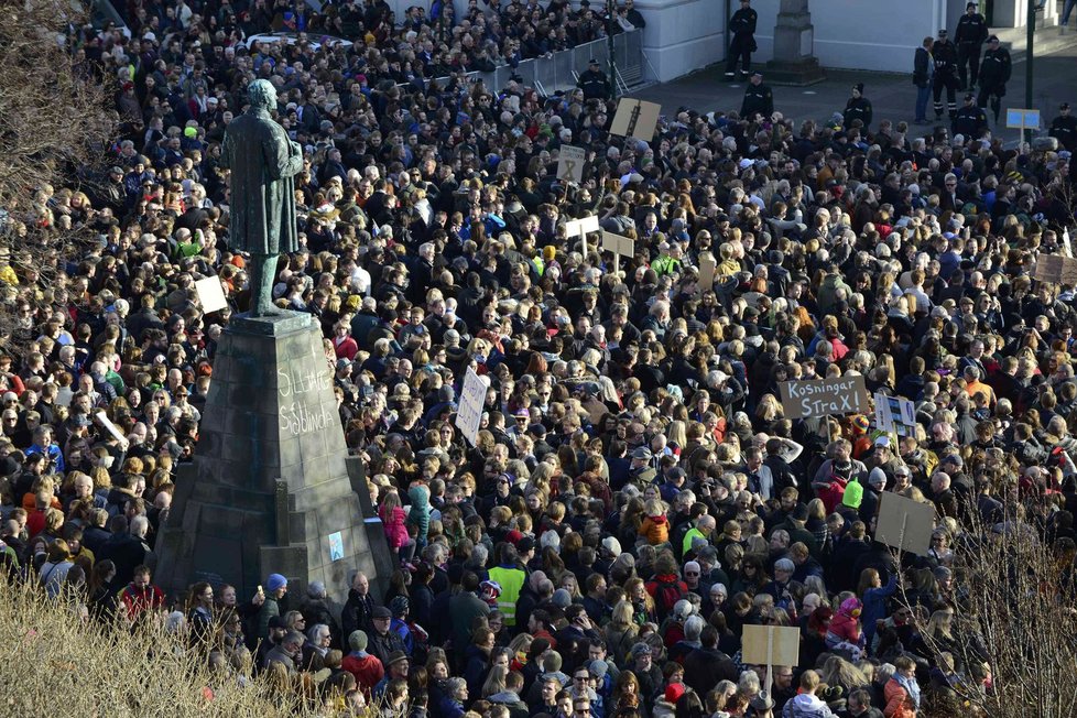 Kvůli kauze Panama Papers na Islandu demonstrovaly desítky tisíc lidí.