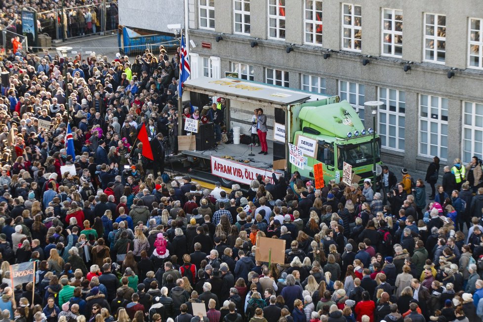 Pohřbí Panama Papers premiéra? Na Islandu demonstrovaly desítky tisíc lidí