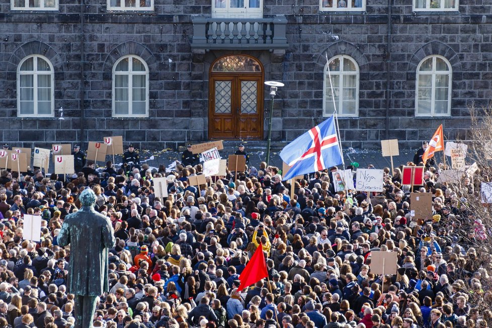 Demisi islandského premiéra si vynutily desítky tisíc demonstrantů.