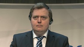 Islandský premiér Sigmundur Gunnlaugsson před dotazy novinářů zbaběle utekl.