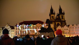První večer Signal festivalu v Praze: Davy lidí v ulicích a dlouhé fronty 