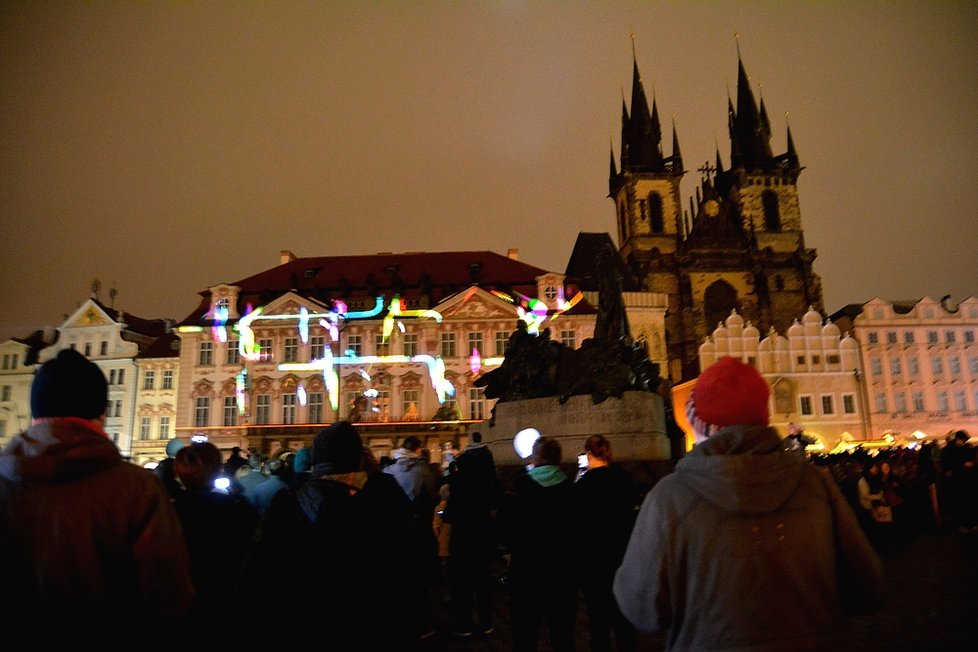 Tradičně se rozzářilo i Staroměstské náměstí.