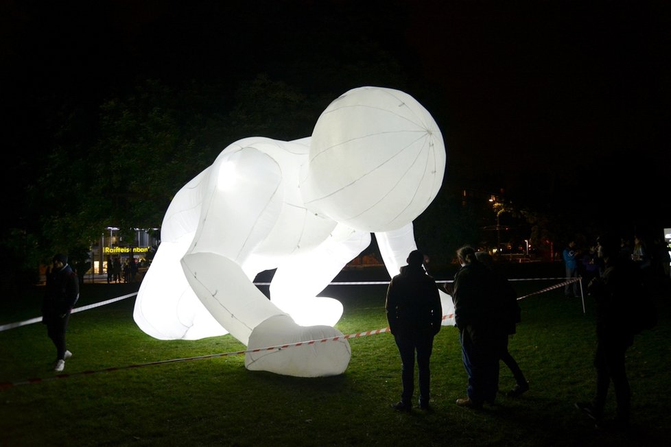 Tato monumentální instalace se inspiruje česko-francouzským animovaným filmem ze 70. let, který se česky jmenoval Divoká planeta.