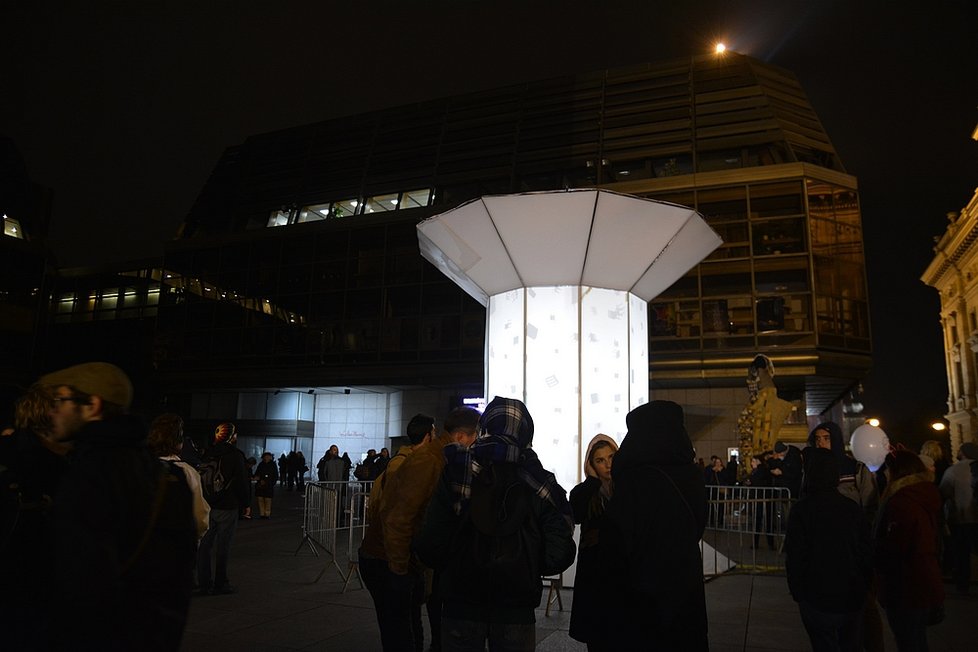 Piazzetu Národního divadla ozářila instalace Smyčka.