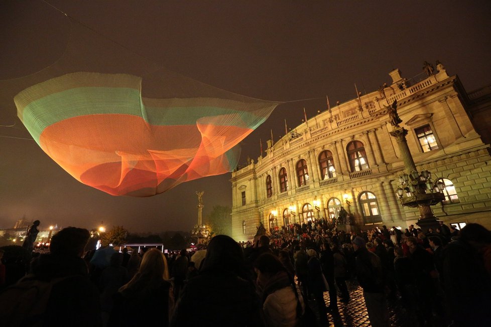 V rámci Signal festivalu Prahu loni rozzářilo 21 světelných instalací.