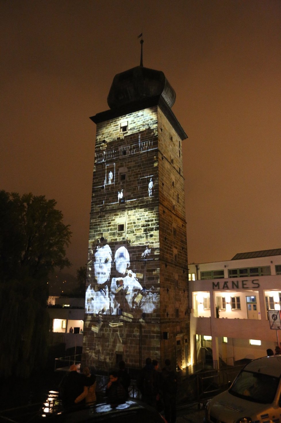 V rámci Signal festivalu Prahu loni rozzářilo 21 světelných instalací.
