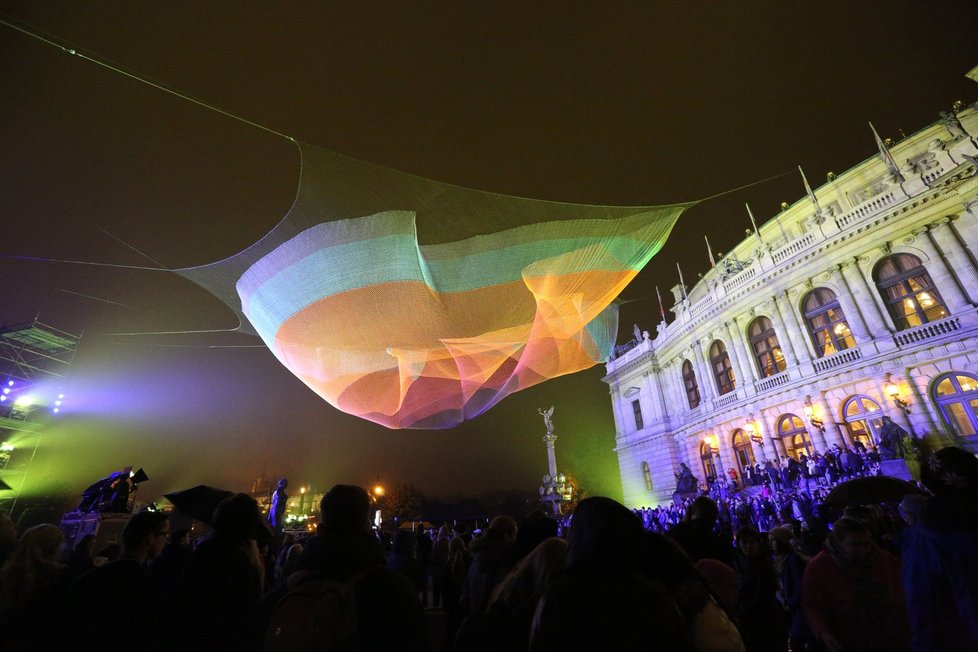 V rámci Signal festivalu Prahu loni rozzářilo 21 světelných instalací.