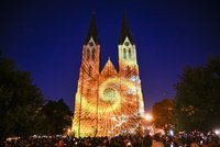 V Praze začal Signal Festival: Diváky uchvátil videomapping na náměstí Míru