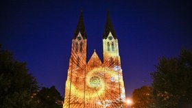 V Praze začal Signal Festival: Diváky uchvátil videomapping na náměstí Míru