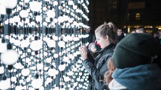 SIGNAL festival má za sebou první večer čtvrtého ročníku, nejvíce lidí navštívilo instalace na Karlově náměstí