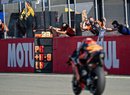 Jihoafričan Darryn Binder dostává signalizaci při své cestě za výhrou v Brně 2020. Pěst zatíná jeho český mechanik Dan Peták.