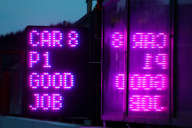 Na diody LED lze napsat jezdcům i vzkazy, třeba zde pro posádku tovární toyoty s číslem 8 v Le Mans