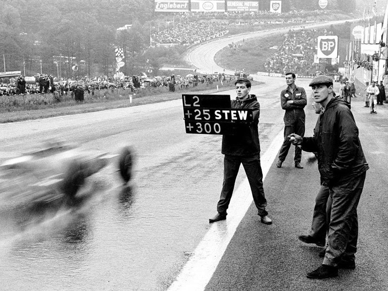 Takhle vypadala signalizace pro Jima Clarka v závodě formule 1 v roce 1965 v belgickém Spa Francorchamps