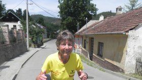 Železná Sigrid Eichnerová (78) z Německa na trati poslední etapy Moravského ultramatonu v Lomnici. 42 kilometrů a 195 metrů zvládla za méně než 6 hodin.