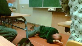 Aby učitel upoutal pozornost, ponižuje se a lehá si na zem.